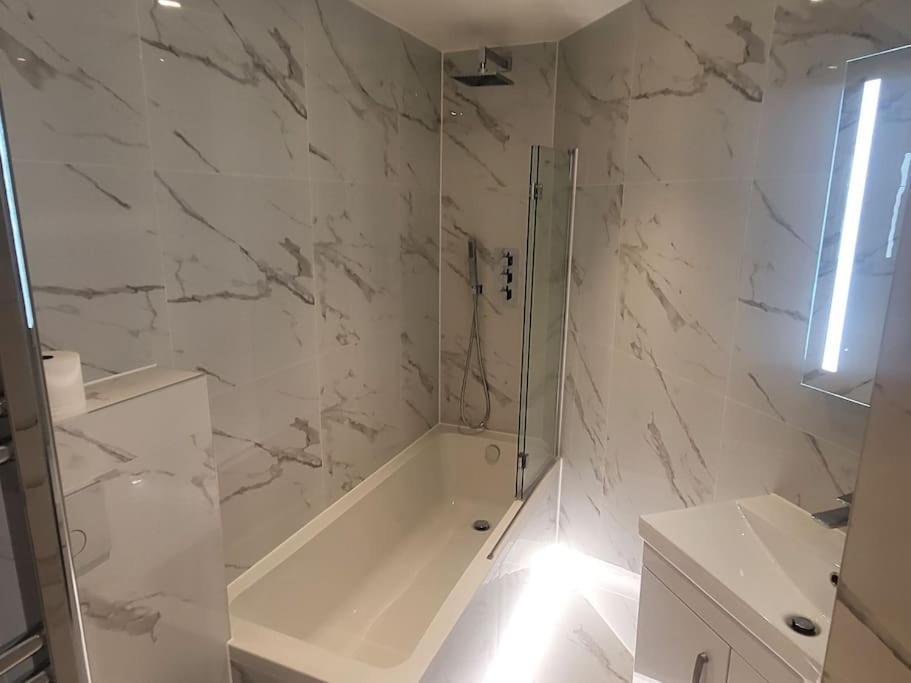 Entire Reigate Apartment Hosted By Pius Exterior photo